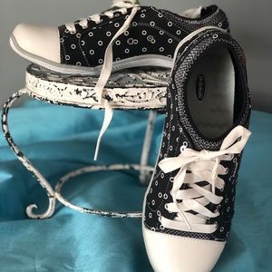 Dr. Scholl’s tennis shoes